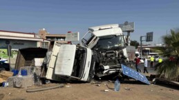 Mersin’de tırlar zincirleme kaza yaptı: 2 yaralı