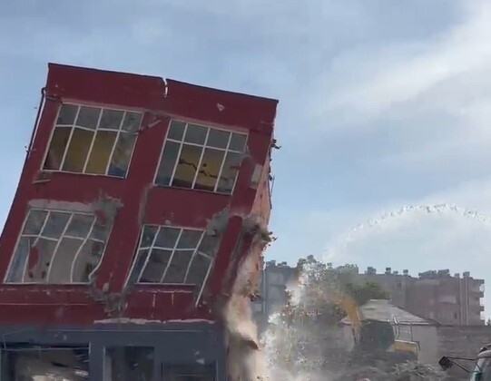 Mersin’de 2 katlı bina titreşimle yıkıldı