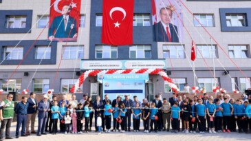 Vali Toros, Şehit Özkan Demir Ortaokulunun açılışına katıldı