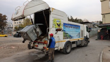 Akdeniz’de çöp konteynerleri yıkanıp dezenfekte ediliyor