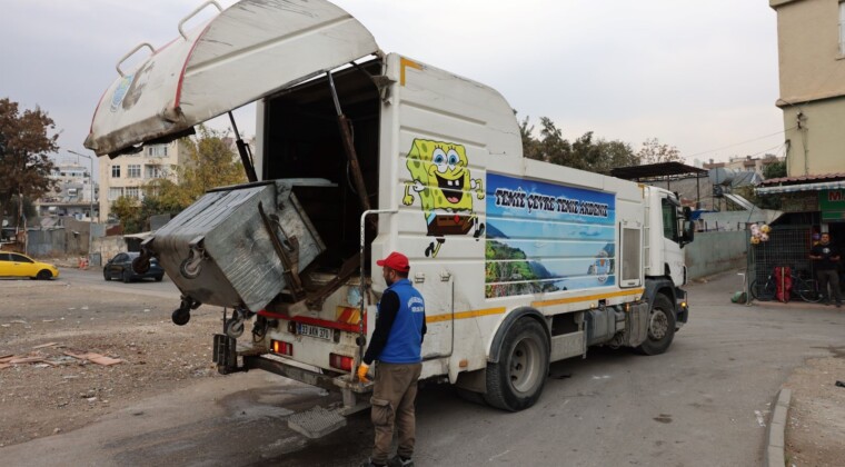 Akdeniz’de çöp konteynerleri yıkanıp dezenfekte ediliyor