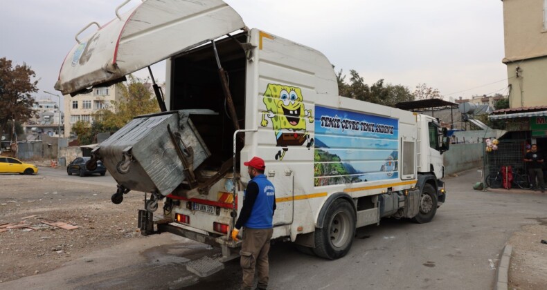 Akdeniz’de çöp konteynerleri yıkanıp dezenfekte ediliyor
