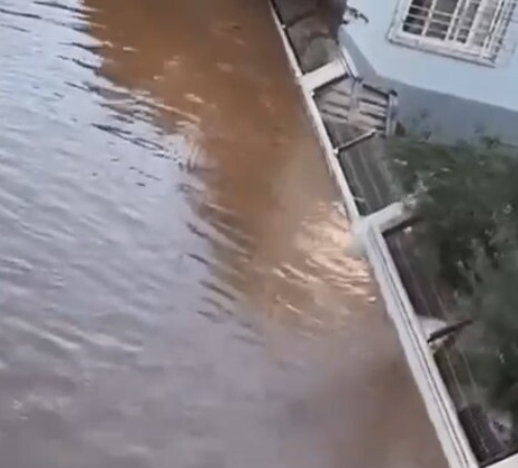 Su basan sitenin istinat duvarı yıkıldı