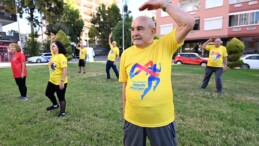 Mersin’de emekliler sabah sporunda buluşuyor