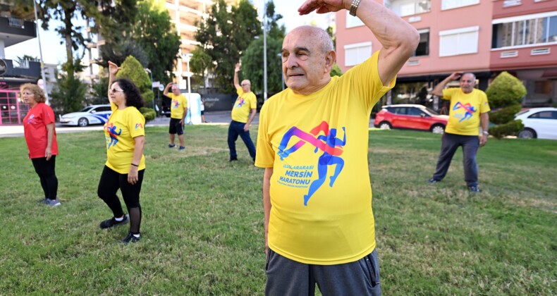 Mersin’de emekliler sabah sporunda buluşuyor