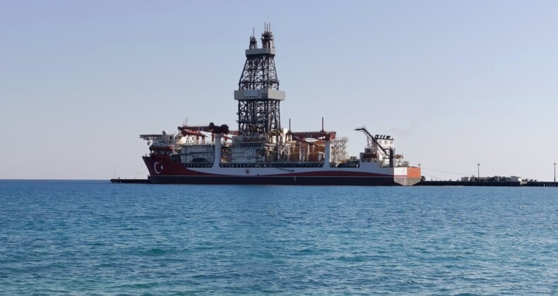 Türkiye’nin 228 metrelik denizdeki yeni gücü: Türkiye’nin rengine boyandı