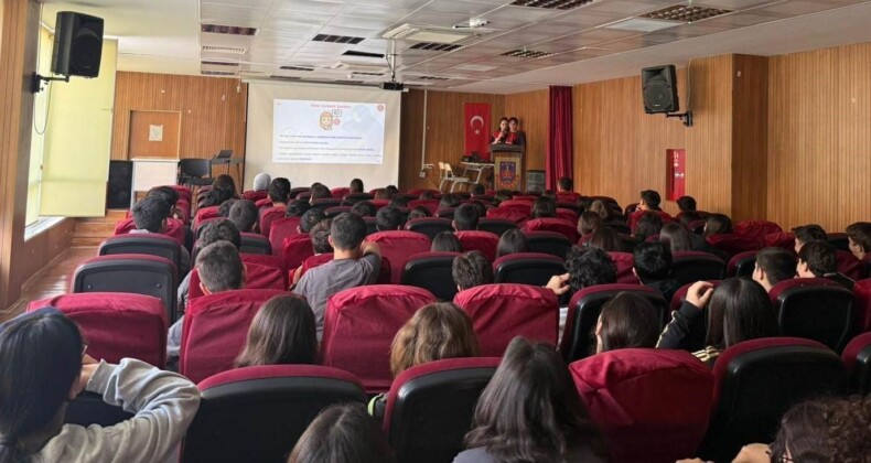 Mersin’de jandarmadan öğrencilere siber farkındalık semineri