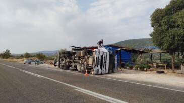 Kamyon devrildi, sürücü yara almadan kurtuldu