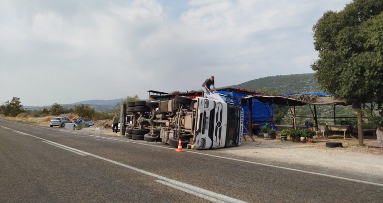 Kamyon devrildi, sürücü yara almadan kurtuldu