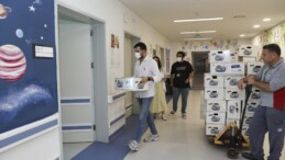Mersin’de lösemili çocuklara moral veren hediye kutuları dağıtıldı