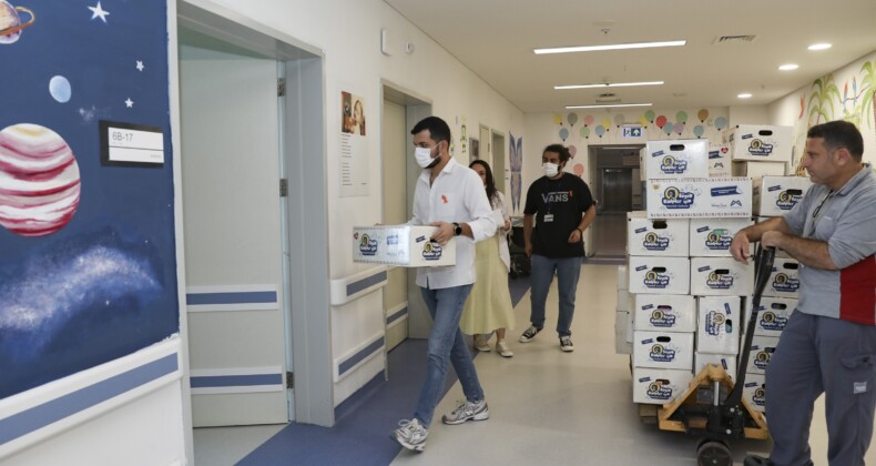 Mersin’de lösemili çocuklara moral veren hediye kutuları dağıtıldı