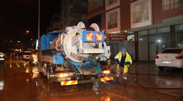 MESKİ, taşkın nedeniyle kapanan yolu anında ulaşıma açtı