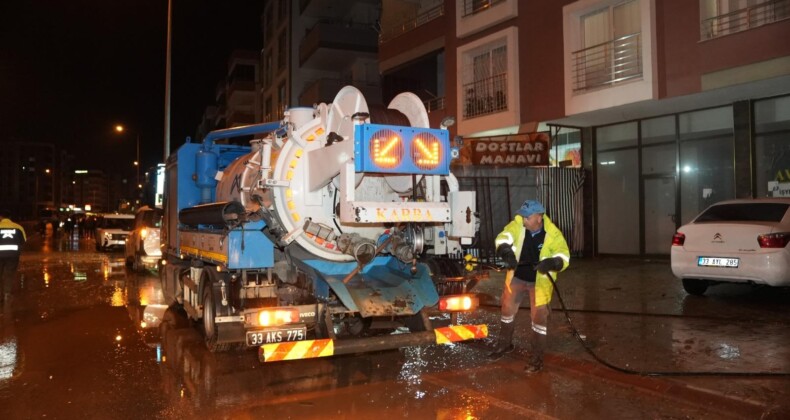 MESKİ, taşkın nedeniyle kapanan yolu anında ulaşıma açtı