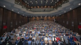 Mersin’de emekli evi üyeleri ‘Ben Anadolu’ oyununa yoğun ilgi gösterdi