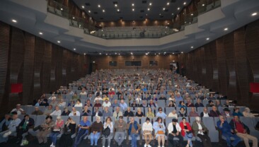 Mersin’de emekli evi üyeleri ‘Ben Anadolu’ oyununa yoğun ilgi gösterdi