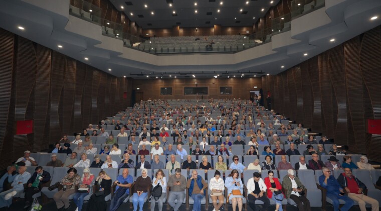 Mersin’de emekli evi üyeleri ‘Ben Anadolu’ oyununa yoğun ilgi gösterdi