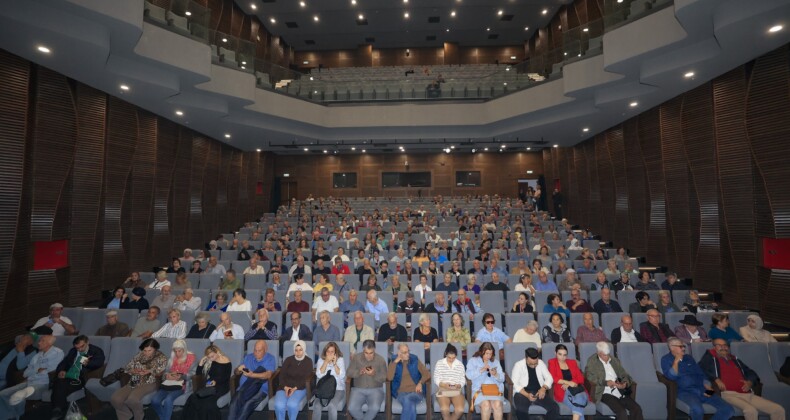 Mersin’de emekli evi üyeleri ‘Ben Anadolu’ oyununa yoğun ilgi gösterdi