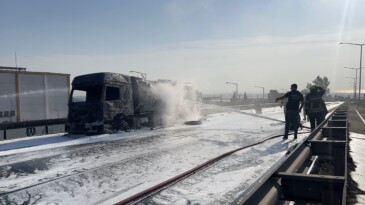 Mazot yüklü tanker alev alev yandı, gökyüzünü kara dumanlar kapladı