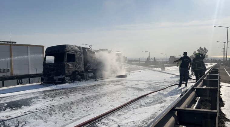 Mazot yüklü tanker alev alev yandı, gökyüzünü kara dumanlar kapladı
