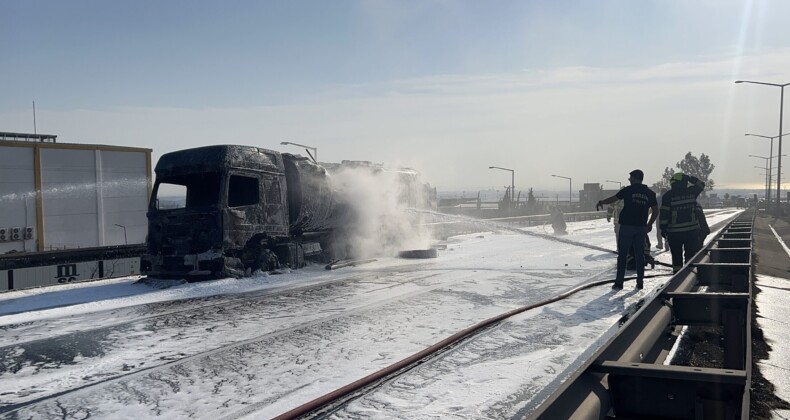 Mazot yüklü tanker alev alev yandı, gökyüzünü kara dumanlar kapladı