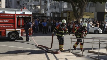 Mersin Büyükşehir Belediyesi binasında yangın tatbikatı gerçekleştirildi