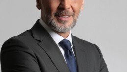 1 Aralık Dünya AIDS Günü – HIV ile Yaşayan Bireylerde Kanser Riski Unutulmamalı   Türk Kanser Derneği, 1 Aralık Dünya AIDS Günü kapsamında yaptığı açıklamada, HIV ile yaşayan bireylerde kanserle karşılaşma riskinin toplum geneline göre daha yüksek olduğuna dikkat çekti.  Tedavi alınmadığında bağışıklık sisteminin zayıflaması, bazı virüslerin etkisi ve yaşam tarzı faktörleri nedeniyle HIV ile yaşayanlarda belirli kanser türlerinin görülme olasılığının arttığı vurgulandı.  Türk Kanser Derneği Sağlık ve Eğitim Direktörü Ezgi Polat, HIV ve kanser ilişkisine dair yaptığı açıklamada şu bilgileri paylaştı:  “Etkili tedavi yöntemleri sayesinde HIV artık yönetilebilir kronik bir durum haline geldi. Ancak tedavi alınmadığında bağışıklık sistemi üzerindeki baskı, bazı kanser türlerinin görülme riskini arttırabiliyor. Özellikle Kaposi sarkomu, lenfoma ve rahim ağzı kanseri gibi ‘HIV ile ilişkili kanserler’ bu grupta daha sık ortaya çıkabiliyor. Ayrıca akciğer, karaciğer ve anal bölge kanserleri gibi HIV ile dolaylı ilişkili türlerde de artış gözlemlenebiliyor.”  Bağışıklık Sistemi Zayıfladıkça Risk Artıyor  Polat, riskin nedenine dair şu değerlendirmelerde bulundu:  “HIV, tedavi alınmadığında vücudun enfeksiyonlara ve tümör hücrelerine karşı koruma sağlayan bağışıklık hücrelerini etkiler. Bu durum, bazı virüslerin — örneğin HPV, EBV ve Hepatit virüslerinin — vücutta daha kolay çoğalmasına ve kansere zemin hazırlamasına neden olabilir. Ayrıca sigara kullanımı, yetersiz beslenme ve stres gibi yaşam tarzı faktörleri de riski artıran unsurlardır.”  Erken Tanı ve Düzenli Takip Hayat Kurtarır  Polat, HIV pozitiflerin de herkes gibi düzenli kanser taramaları yaptırmasının hayati önem taşıdığını vurguladı:  “Erken tanı, kanser tedavisinde en güçlü yöntemdir. HIV ile yaşayan bireyler yaş, cinsiyet ve risk faktörlerine uygun olarak düzenli taramalarını yaptırmalıdır. Rahim ağzı kanseri için Pap smear testi, karaciğer, akciğer ve cilt kanseri kontrolleri düzenli olarak yapılmalıdır.”  Pozitif-iz Derneği’nden Destek ve Dayanışma Mesajı  HIV ile yaşayan bireylere psiko-sosyal destek sağlayan Pozitif-iz Derneği, HIV ile yaşayan kişilerin ve yakınlarının hem fiziksel hem de ruhsal olarak güçlenmesini hedefliyor.  Dernek, aynı zamanda toplumda HIV ve AIDS’e yönelik önyargıların azalmasına katkı sunuyor.  Pozitif-iz Derneği Yönetim Kurulu Üyesi Önder Bora, HIV ve kanser ilişkisine dair yaptığı açıklamada şunları söyledi:  “HIV ile yaşayan bireyler, tedaviye düzenli şekilde devam ettiklerinde uzun, sağlıklı ve üretken bir yaşam sürebilirler. Ancak hâlâ toplumda süregelen yanlış algılar, kişilerin sağlık hizmetlerine başvurma ve tarama yaptırma cesaretini ortadan kaldırıyor. Biz Pozitif-iz Derneği olarak bu önyargıları azaltmak, kişilerin yaşam kalitelerini artırmak ve ihtiyaç duydukları her alanda destek olmak için çalışıyoruz.”  Bora sözlerini şöyle sürdürdü:  “Kanser riski konusunda farkındalık yaratmak, HIV ile yaşayan bireylerin yaşam kalitesini yükseltmenin bir parçasıdır. Korku ve damgalanma yerine bilgi, dayanışma ve düzenli sağlık takibi ön planda olmalıdır. Herkes bilmelidir ki HIV ile yaşamak, sağlıklı bir geleceğe sahip olmaya engel değildir.”  Korunma ve Yaşam Tarzı Önerileri     Ezgi Polat, HIV ile yaşayan bireylerin kanserle karşılaşma riskini azaltmak için şu önerilerde bulundu:                  •              Antiretroviral tedaviyi (ART) düzenli kullanmak                  •              Sigara ve alkol tüketiminden kaçınmak                  •              Dengeli beslenmek ve düzenli egzersiz yapmak                  •              HPV ve Hepatit B aşılarını yaptırmak                  •              Düzenli doktor kontrollerini ve kanser taramalarını aksatmamak                                                        Türk Kanser Derneği, HIV ile yaşayan bireylere yönelik farkındalık çalışmalarının artmasının hem kanserden korunmada hem de erken tanıda kritik rol oynadığını vurguluyor.