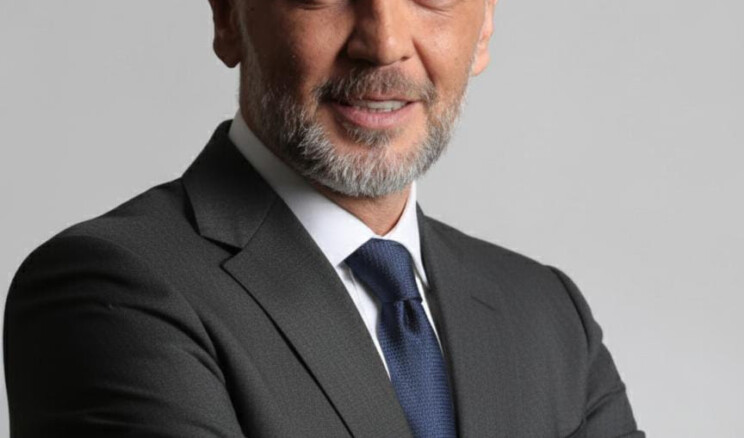 1 Aralık Dünya AIDS Günü – HIV ile Yaşayan Bireylerde Kanser Riski Unutulmamalı   Türk Kanser Derneği, 1 Aralık Dünya AIDS Günü kapsamında yaptığı açıklamada, HIV ile yaşayan bireylerde kanserle karşılaşma riskinin toplum geneline göre daha yüksek olduğuna dikkat çekti.  Tedavi alınmadığında bağışıklık sisteminin zayıflaması, bazı virüslerin etkisi ve yaşam tarzı faktörleri nedeniyle HIV ile yaşayanlarda belirli kanser türlerinin görülme olasılığının arttığı vurgulandı.  Türk Kanser Derneği Sağlık ve Eğitim Direktörü Ezgi Polat, HIV ve kanser ilişkisine dair yaptığı açıklamada şu bilgileri paylaştı:  “Etkili tedavi yöntemleri sayesinde HIV artık yönetilebilir kronik bir durum haline geldi. Ancak tedavi alınmadığında bağışıklık sistemi üzerindeki baskı, bazı kanser türlerinin görülme riskini arttırabiliyor. Özellikle Kaposi sarkomu, lenfoma ve rahim ağzı kanseri gibi ‘HIV ile ilişkili kanserler’ bu grupta daha sık ortaya çıkabiliyor. Ayrıca akciğer, karaciğer ve anal bölge kanserleri gibi HIV ile dolaylı ilişkili türlerde de artış gözlemlenebiliyor.”  Bağışıklık Sistemi Zayıfladıkça Risk Artıyor  Polat, riskin nedenine dair şu değerlendirmelerde bulundu:  “HIV, tedavi alınmadığında vücudun enfeksiyonlara ve tümör hücrelerine karşı koruma sağlayan bağışıklık hücrelerini etkiler. Bu durum, bazı virüslerin — örneğin HPV, EBV ve Hepatit virüslerinin — vücutta daha kolay çoğalmasına ve kansere zemin hazırlamasına neden olabilir. Ayrıca sigara kullanımı, yetersiz beslenme ve stres gibi yaşam tarzı faktörleri de riski artıran unsurlardır.”  Erken Tanı ve Düzenli Takip Hayat Kurtarır  Polat, HIV pozitiflerin de herkes gibi düzenli kanser taramaları yaptırmasının hayati önem taşıdığını vurguladı:  “Erken tanı, kanser tedavisinde en güçlü yöntemdir. HIV ile yaşayan bireyler yaş, cinsiyet ve risk faktörlerine uygun olarak düzenli taramalarını yaptırmalıdır. Rahim ağzı kanseri için Pap smear testi, karaciğer, akciğer ve cilt kanseri kontrolleri düzenli olarak yapılmalıdır.”  Pozitif-iz Derneği’nden Destek ve Dayanışma Mesajı  HIV ile yaşayan bireylere psiko-sosyal destek sağlayan Pozitif-iz Derneği, HIV ile yaşayan kişilerin ve yakınlarının hem fiziksel hem de ruhsal olarak güçlenmesini hedefliyor.  Dernek, aynı zamanda toplumda HIV ve AIDS’e yönelik önyargıların azalmasına katkı sunuyor.  Pozitif-iz Derneği Yönetim Kurulu Üyesi Önder Bora, HIV ve kanser ilişkisine dair yaptığı açıklamada şunları söyledi:  “HIV ile yaşayan bireyler, tedaviye düzenli şekilde devam ettiklerinde uzun, sağlıklı ve üretken bir yaşam sürebilirler. Ancak hâlâ toplumda süregelen yanlış algılar, kişilerin sağlık hizmetlerine başvurma ve tarama yaptırma cesaretini ortadan kaldırıyor. Biz Pozitif-iz Derneği olarak bu önyargıları azaltmak, kişilerin yaşam kalitelerini artırmak ve ihtiyaç duydukları her alanda destek olmak için çalışıyoruz.”  Bora sözlerini şöyle sürdürdü:  “Kanser riski konusunda farkındalık yaratmak, HIV ile yaşayan bireylerin yaşam kalitesini yükseltmenin bir parçasıdır. Korku ve damgalanma yerine bilgi, dayanışma ve düzenli sağlık takibi ön planda olmalıdır. Herkes bilmelidir ki HIV ile yaşamak, sağlıklı bir geleceğe sahip olmaya engel değildir.”  Korunma ve Yaşam Tarzı Önerileri     Ezgi Polat, HIV ile yaşayan bireylerin kanserle karşılaşma riskini azaltmak için şu önerilerde bulundu:                  •              Antiretroviral tedaviyi (ART) düzenli kullanmak                  •              Sigara ve alkol tüketiminden kaçınmak                  •              Dengeli beslenmek ve düzenli egzersiz yapmak                  •              HPV ve Hepatit B aşılarını yaptırmak                  •              Düzenli doktor kontrollerini ve kanser taramalarını aksatmamak                                                        Türk Kanser Derneği, HIV ile yaşayan bireylere yönelik farkındalık çalışmalarının artmasının hem kanserden korunmada hem de erken tanıda kritik rol oynadığını vurguluyor.