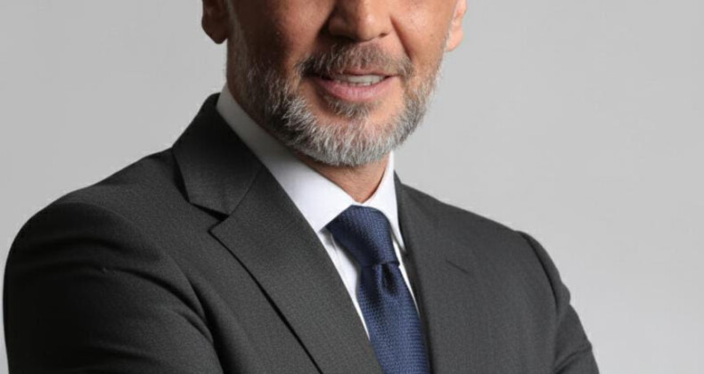 1 Aralık Dünya AIDS Günü – HIV ile Yaşayan Bireylerde Kanser Riski Unutulmamalı   Türk Kanser Derneği, 1 Aralık Dünya AIDS Günü kapsamında yaptığı açıklamada, HIV ile yaşayan bireylerde kanserle karşılaşma riskinin toplum geneline göre daha yüksek olduğuna dikkat çekti.  Tedavi alınmadığında bağışıklık sisteminin zayıflaması, bazı virüslerin etkisi ve yaşam tarzı faktörleri nedeniyle HIV ile yaşayanlarda belirli kanser türlerinin görülme olasılığının arttığı vurgulandı.  Türk Kanser Derneği Sağlık ve Eğitim Direktörü Ezgi Polat, HIV ve kanser ilişkisine dair yaptığı açıklamada şu bilgileri paylaştı:  “Etkili tedavi yöntemleri sayesinde HIV artık yönetilebilir kronik bir durum haline geldi. Ancak tedavi alınmadığında bağışıklık sistemi üzerindeki baskı, bazı kanser türlerinin görülme riskini arttırabiliyor. Özellikle Kaposi sarkomu, lenfoma ve rahim ağzı kanseri gibi ‘HIV ile ilişkili kanserler’ bu grupta daha sık ortaya çıkabiliyor. Ayrıca akciğer, karaciğer ve anal bölge kanserleri gibi HIV ile dolaylı ilişkili türlerde de artış gözlemlenebiliyor.”  Bağışıklık Sistemi Zayıfladıkça Risk Artıyor  Polat, riskin nedenine dair şu değerlendirmelerde bulundu:  “HIV, tedavi alınmadığında vücudun enfeksiyonlara ve tümör hücrelerine karşı koruma sağlayan bağışıklık hücrelerini etkiler. Bu durum, bazı virüslerin — örneğin HPV, EBV ve Hepatit virüslerinin — vücutta daha kolay çoğalmasına ve kansere zemin hazırlamasına neden olabilir. Ayrıca sigara kullanımı, yetersiz beslenme ve stres gibi yaşam tarzı faktörleri de riski artıran unsurlardır.”  Erken Tanı ve Düzenli Takip Hayat Kurtarır  Polat, HIV pozitiflerin de herkes gibi düzenli kanser taramaları yaptırmasının hayati önem taşıdığını vurguladı:  “Erken tanı, kanser tedavisinde en güçlü yöntemdir. HIV ile yaşayan bireyler yaş, cinsiyet ve risk faktörlerine uygun olarak düzenli taramalarını yaptırmalıdır. Rahim ağzı kanseri için Pap smear testi, karaciğer, akciğer ve cilt kanseri kontrolleri düzenli olarak yapılmalıdır.”  Pozitif-iz Derneği’nden Destek ve Dayanışma Mesajı  HIV ile yaşayan bireylere psiko-sosyal destek sağlayan Pozitif-iz Derneği, HIV ile yaşayan kişilerin ve yakınlarının hem fiziksel hem de ruhsal olarak güçlenmesini hedefliyor.  Dernek, aynı zamanda toplumda HIV ve AIDS’e yönelik önyargıların azalmasına katkı sunuyor.  Pozitif-iz Derneği Yönetim Kurulu Üyesi Önder Bora, HIV ve kanser ilişkisine dair yaptığı açıklamada şunları söyledi:  “HIV ile yaşayan bireyler, tedaviye düzenli şekilde devam ettiklerinde uzun, sağlıklı ve üretken bir yaşam sürebilirler. Ancak hâlâ toplumda süregelen yanlış algılar, kişilerin sağlık hizmetlerine başvurma ve tarama yaptırma cesaretini ortadan kaldırıyor. Biz Pozitif-iz Derneği olarak bu önyargıları azaltmak, kişilerin yaşam kalitelerini artırmak ve ihtiyaç duydukları her alanda destek olmak için çalışıyoruz.”  Bora sözlerini şöyle sürdürdü:  “Kanser riski konusunda farkındalık yaratmak, HIV ile yaşayan bireylerin yaşam kalitesini yükseltmenin bir parçasıdır. Korku ve damgalanma yerine bilgi, dayanışma ve düzenli sağlık takibi ön planda olmalıdır. Herkes bilmelidir ki HIV ile yaşamak, sağlıklı bir geleceğe sahip olmaya engel değildir.”  Korunma ve Yaşam Tarzı Önerileri     Ezgi Polat, HIV ile yaşayan bireylerin kanserle karşılaşma riskini azaltmak için şu önerilerde bulundu:                  •              Antiretroviral tedaviyi (ART) düzenli kullanmak                  •              Sigara ve alkol tüketiminden kaçınmak                  •              Dengeli beslenmek ve düzenli egzersiz yapmak                  •              HPV ve Hepatit B aşılarını yaptırmak                  •              Düzenli doktor kontrollerini ve kanser taramalarını aksatmamak                                                        Türk Kanser Derneği, HIV ile yaşayan bireylere yönelik farkındalık çalışmalarının artmasının hem kanserden korunmada hem de erken tanıda kritik rol oynadığını vurguluyor.