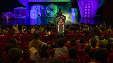 ‘Bisküvi Adam’ sahneye çıktı, minik seyirciler kahkahaya boğuldu