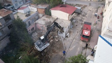 AKDENİZ’DE AĞIR HASARLI BİNANIN KONTROLLÜ YIKIMI GERÇEKLEŞTİ