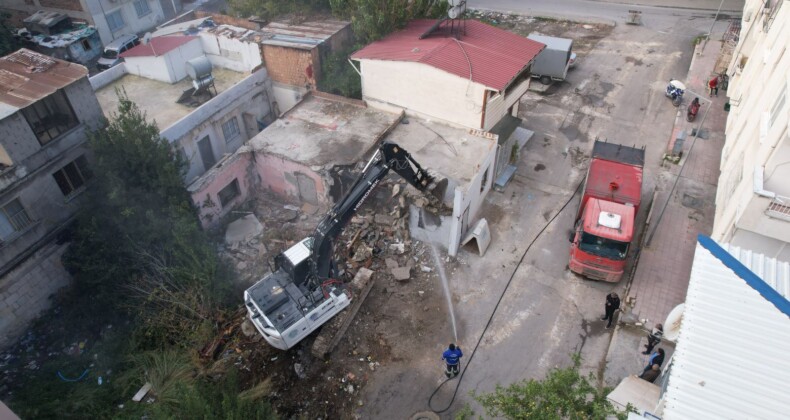 AKDENİZ’DE AĞIR HASARLI BİNANIN KONTROLLÜ YIKIMI GERÇEKLEŞTİ