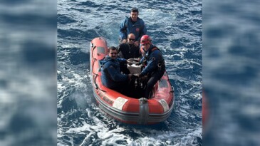 Mersin’de sarp kayalıklarda mahsur kalan keçi nefes kesen operasyonla kurtarıldı