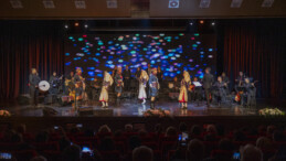 BÜYÜKŞEHİR, ‘ANADOLU’DAN EZGİLER’ KONSERİ İLE SANATSEVERLERİ BİR ARAYA GETİRDİ BÜYÜKŞEHİR, HALK MÜZİĞİ EZGİLERİ İLE HALK DANSLARINI BULUŞTURDU MERSİN BÜYÜKŞEHİR BELEDİYESİ MÜZİK TOPLULUĞU ANADOLU EZGİLERİYLE SAHNE ALDI