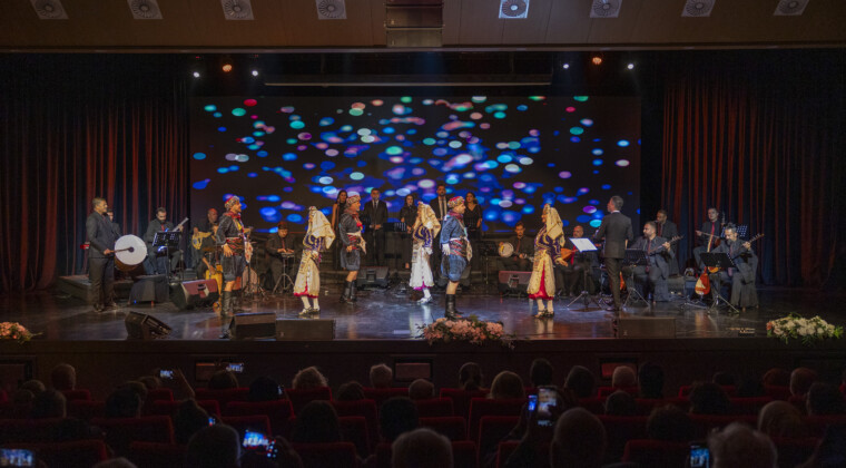BÜYÜKŞEHİR, ‘ANADOLU’DAN EZGİLER’ KONSERİ İLE SANATSEVERLERİ BİR ARAYA GETİRDİ BÜYÜKŞEHİR, HALK MÜZİĞİ EZGİLERİ İLE HALK DANSLARINI BULUŞTURDU MERSİN BÜYÜKŞEHİR BELEDİYESİ MÜZİK TOPLULUĞU ANADOLU EZGİLERİYLE SAHNE ALDI