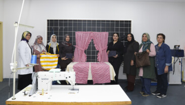 ÖZEL BİREY ANNELERİ BÜYÜKŞEHİR İLE HEM SOSYALLEŞİYOR HEM EL İŞİ ÖĞRENİYOR