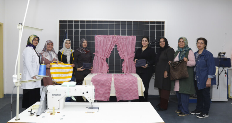 ÖZEL BİREY ANNELERİ BÜYÜKŞEHİR İLE HEM SOSYALLEŞİYOR HEM EL İŞİ ÖĞRENİYOR