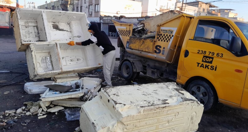 AKDENİZ’DE MOBİLYA, TEKSTİL VE HURDA ATIKLARIYLA MÜCADELE SÜRÜYOR