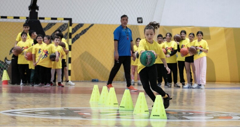 Ücretsiz Basketbol Kursları çocuklara hem spor hem gelecek sunuyor
