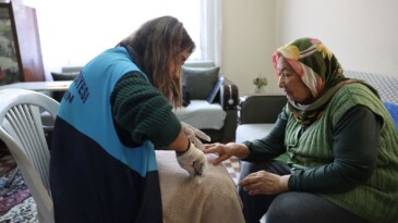 AKDENİZ BELEDİYESİ’NDEN 2025’TE 500 HANEYE “EVDE TEMİZLİK VE KİŞİSEL BAKIM” DESTEĞİ