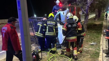 Kaza yapan araçta sıkışan sürücü itfaiye ekiplerince kurtarıldı