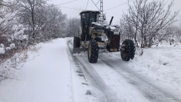 TOROSLAR BELEDİYESİNDEN KARLA KAPANAN YOLLARA HIZLI MÜDAHALE