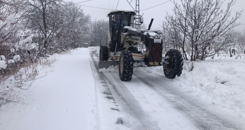 TOROSLAR BELEDİYESİNDEN KARLA KAPANAN YOLLARA HIZLI MÜDAHALE