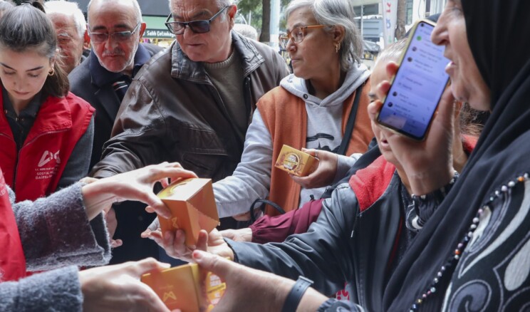 Mersin’de Regaip Kandilinde 15 bin kandil simidi dağıtıldı