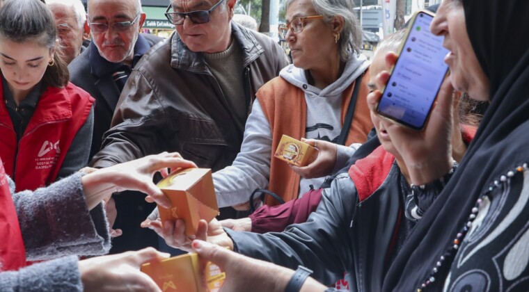 Mersin’de Regaip Kandilinde 15 bin kandil simidi dağıtıldı