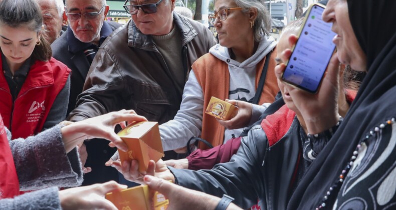 Mersin’de Regaip Kandilinde 15 bin kandil simidi dağıtıldı