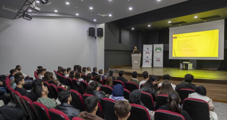 Tarsus Üniversitesi öğrencileri Mercan Bilim Merkezi’nde bilimle buluştu