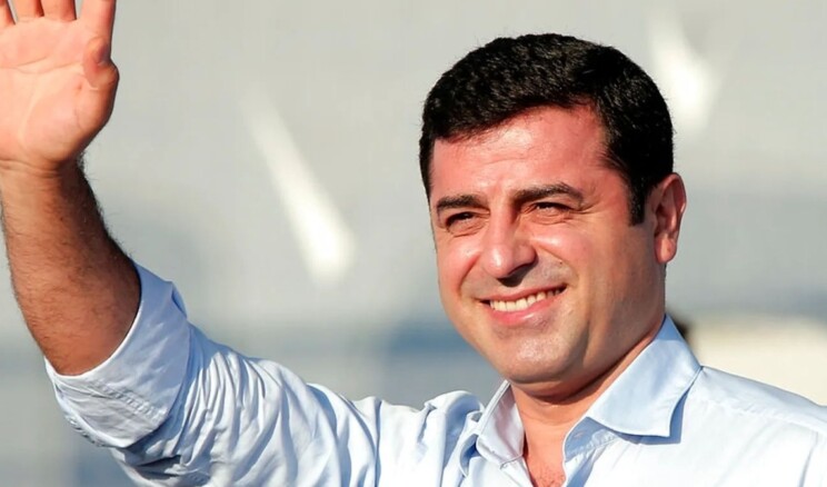 SELAHATTİN DEMİRTAŞ’A “CUMHURBAŞKANINA HAKARET” SUÇUNDAN HAPİS CEZASI