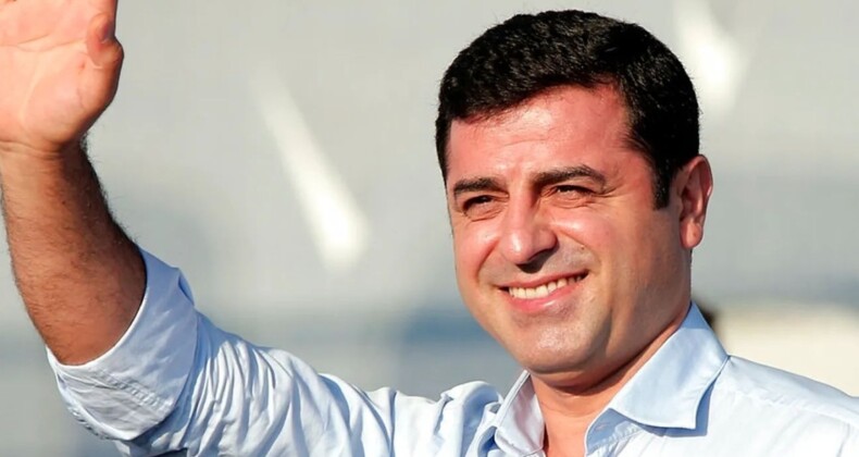 SELAHATTİN DEMİRTAŞ’A “CUMHURBAŞKANINA HAKARET” SUÇUNDAN HAPİS CEZASI