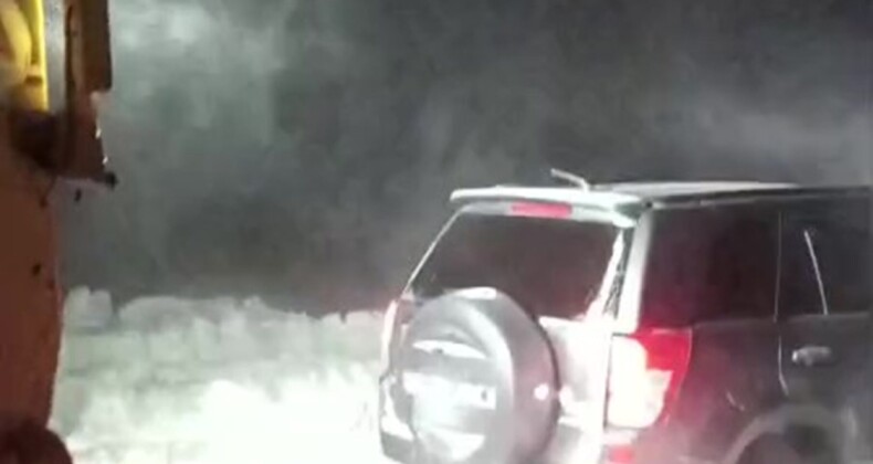 Mersin’de araçlarıyla karlı yolda mahsur kalan çift kurtarıldı