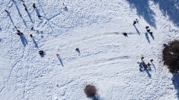 Karın tadını çocuklar çıkardı: Kimi leğenle kimi naylonla kaydı